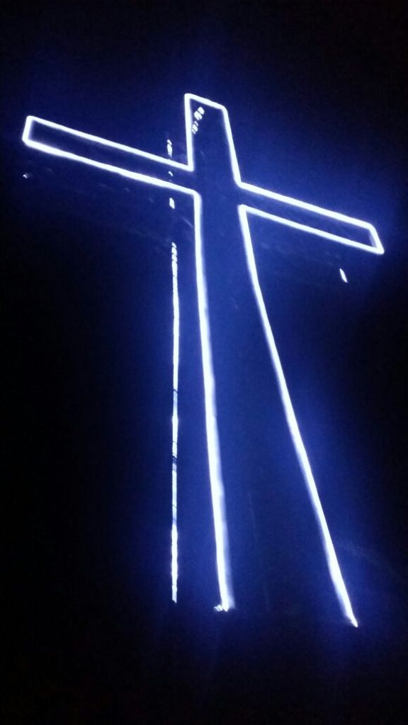 croce-monumentale-illuminata-2